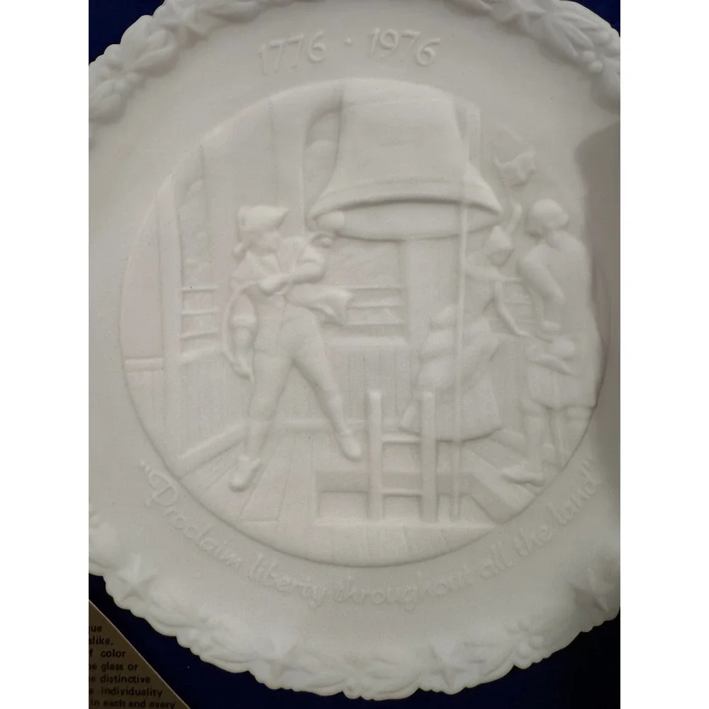 1976 GFWC US Bicentennial Commemorative Plate Liberty Bell Milk Glass White
